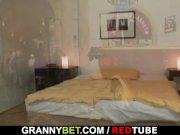 Young guy bangs old granny tourist 7/16