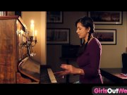 Girls Out West - Busty amateur babe climaxes 2/16