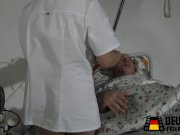 Die Krankenschwester eilt zur Hilfe 1/16