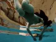 Brunette Kristy is stripping underwater 6/16