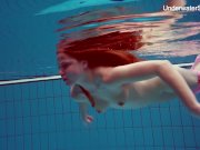 Redhead Simonna showing her body underwater 11/16
