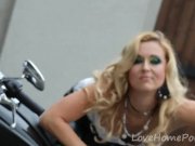 Gorgeous blonde knows how to properly seduce 3/16