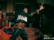 Queen Of Thrones: Part 3 (A XXX Parody) - Brazzers 14/16