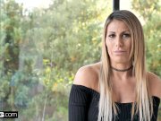 Makayla Cox surprises the delivery boy with a wet pussy 9/16