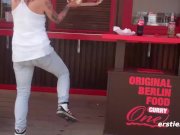 Minka macht Krissi den Berliner Curry -Stripe Tease 1/16