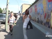 Minka macht Krissi den Berliner Curry -Stripe Tease 8/16