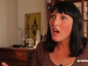 Die dominante Paula lässt sich von Minka verwöhnen. 3/16