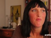 Die dominante Paula lässt sich von Minka verwöhnen. 4/16