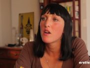 Die dominante Paula lässt sich von Minka verwöhnen. 6/16