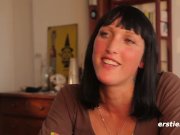 Die dominante Paula lässt sich von Minka verwöhnen. 8/16