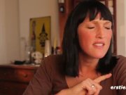 Die dominante Paula lässt sich von Minka verwöhnen. 9/16