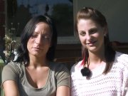 Mia und Sara treiben es im Grünen 4/16