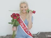 Blonde beauty shows why she deserves her crown by masturbating for us 10/16