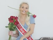 Blonde beauty shows why she deserves her crown by masturbating for us 11/16
