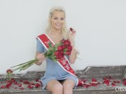 Blonde beauty shows why she deserves her crown by masturbating for us 3/16