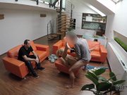 HUNT4K. Cuckold viene pagato bene per la sua splendida ragazza dai capelli 11/16