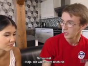 HUNT4K. Junger Hahnrei beobachtet, wie seine schone Freundin Geld verdient 3/16