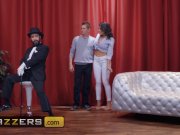 Thicc housewife Luna Star fucks the magician - Brazzers 1/16