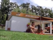 HUNT4K. Cash rend jolie fille prête pour fellation et anal dans un parc 4/16