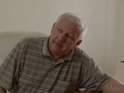 DADDY4K. Il ragazzo ripara il computer mentre il padre sta sbattendo la sua 1/16