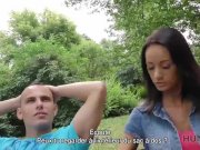 HUNT4K. Hottie engana a su novio por algo de dinero en el parque 1/16