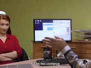 LOAN4K. La beaute aux cheveux roux a le sexe sale pour l'argent pour la chi 6/16