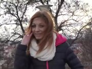 HUNT4K. Jenifer Red spreizt ihre Beine und wird gegen Geld verschraubt 1/16