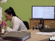 VIP4K. Leihmittel ist glucklich, Gesicht und Vagina des Musikers zu ficken 6/16