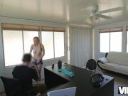 VIP4K. Agente cachondo le pide a un cliente bonito que satisfaga sus necesi 1/16