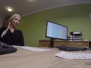 LOAN4K. Solo i soldi possono far bionda dare le sue fessure a uno sconosciu 1/16