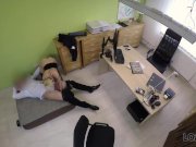 LOAN4K. Der Kreditagent ist in seine junge Klientin verknallt und benutzt s 1/16