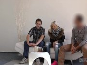 HUNT4K. Hunter ofrece sexo a sus vecinos por dinero y una chica acepta 1/16