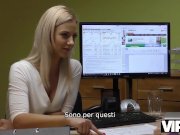 VIP4K. Luomo e pronto a dare un po di soldi alla ragazza se lei lo fa venir 3/16