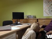 VIP4K. Luomo e pronto a dare un po di soldi alla ragazza se lei lo fa venir 7/16