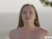 VIXEN This perfect trophy goes wild on vacation 13/16