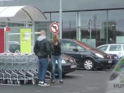 HUNT4K. Hunter prende la ragazza calda e il suo fidanzato dal centro commer 2/16