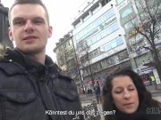 HUNT4K. Die vollbusige Brunette Jocelyne Z lässt sich ihre 4/16