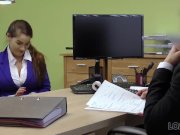 LOAN4K. Langhaarige Mischel Lee will Geld verdienen, also warum ausziehen 7/16