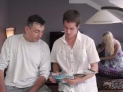 DADDY4K. Papa baise la bouche et la chatte de la petite 1/16