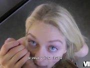 VIP4K. La jolie blonde Allie Rae donne sa poule mouillée à un agent de créd 16/16