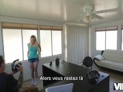 VIP4K. La jolie blonde Allie Rae donne sa poule mouillée à un agent de créd 6/16