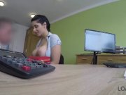 LOAN4K. Alex Black donne à l'agent de crédit sa chatte juteuse 7/16