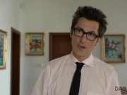 DADDY4K. Die blonde Jennifer Simons kann aus sexuellen Gründen dem alten Ma 1/16