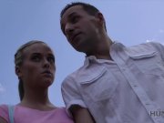 HUNT4K. La billetera se cae de la mochila de Shanie Ryan 2/16