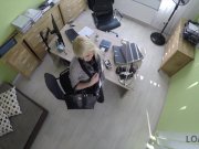 LOAN4K. El piso medio destruido necesita reparaciones, pero la chica sexy n 6/16