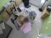 LOAN4K. El piso medio destruido necesita reparaciones, pero la chica sexy n 8/16