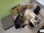 VIP4K. La blonde aux gros seins Blanche se donne à un agent de prêt au bure 7/16