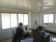 VIP4K. Lassie sans emploi ne peut pas payer de loyer mais 1/16