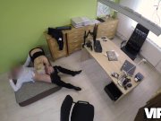 VIP4K. Busty Lussy verehrt Schwanz und Eier, um den nötigen Kredit zu bekom 11/16