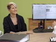 VIP4K. Busty Lussy verehrt Schwanz und Eier, um den nötigen Kredit zu bekom 5/16